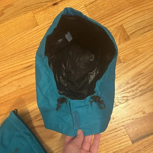 Obermeyer Ski/Snowboard Jacket with Detachable Hood - Picture 12 of 13